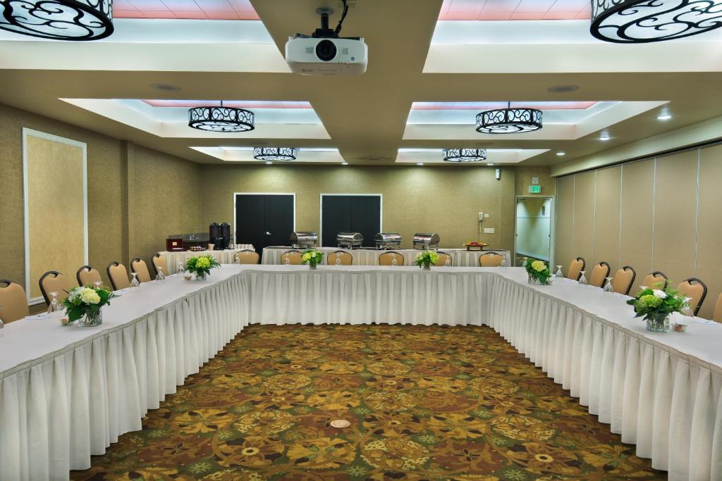 Oxford Suites Boise photo