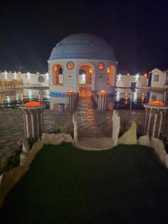 ein weißer Pavillon bei Nacht mit Lichtern in der Unterkunft Papy house in Siwa