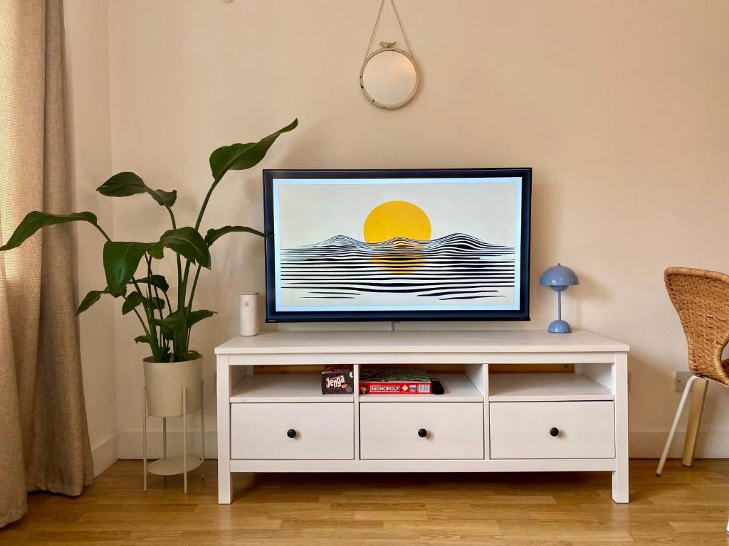 Et tv og/eller underholdning på One bedroom flat close to the Tower Bridge