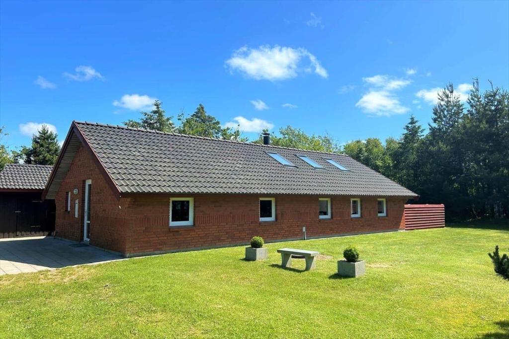 ceglany dom z ławką w ogródku w obiekcie 40798-Ulfborg-Helmklit-324 w mieście Fjand Gårde