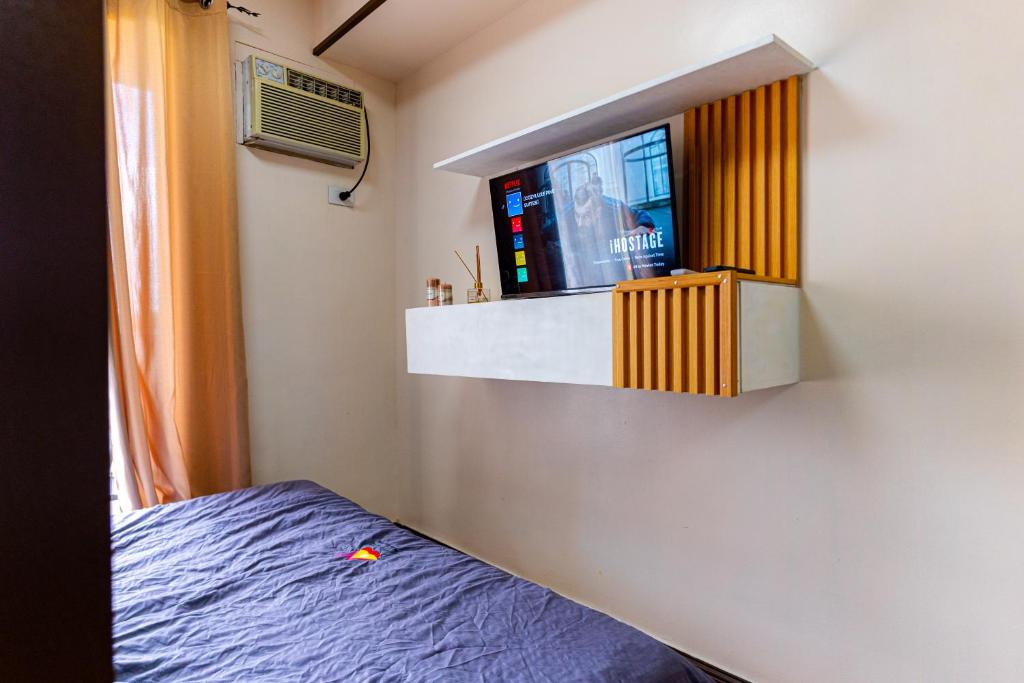 Postel nebo postele na pokoji v ubytování Cozyluxe at Pine Suites Tagaytay