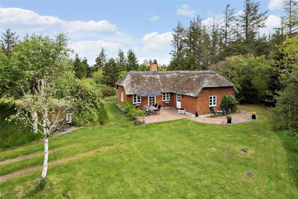 an aerial view of a house with a thatch roof at 10755-Ulfborg-Kjaergaardvej-20 in Ulfborg
