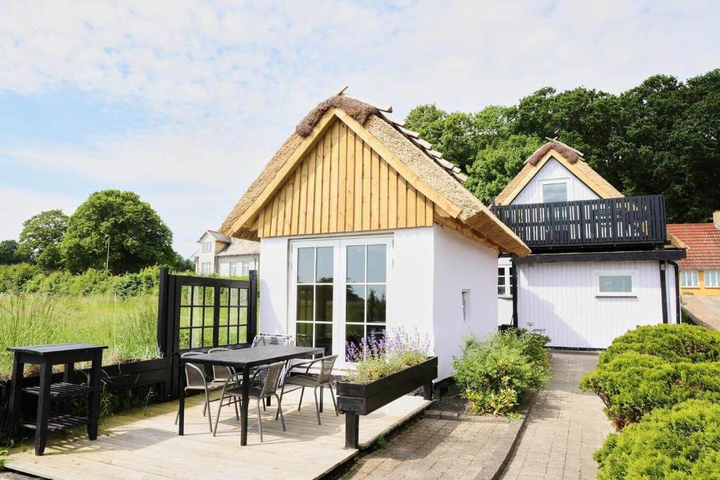 a small white cottage with a thatched roof at 11844-Nykobing-Sj-Egebjergvej-101 in Nygård