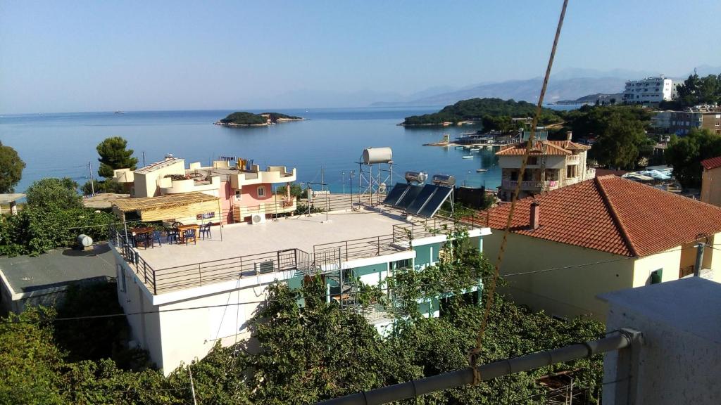 una casa con vistas a un cuerpo de agua en Vila Ester, en Ksamil