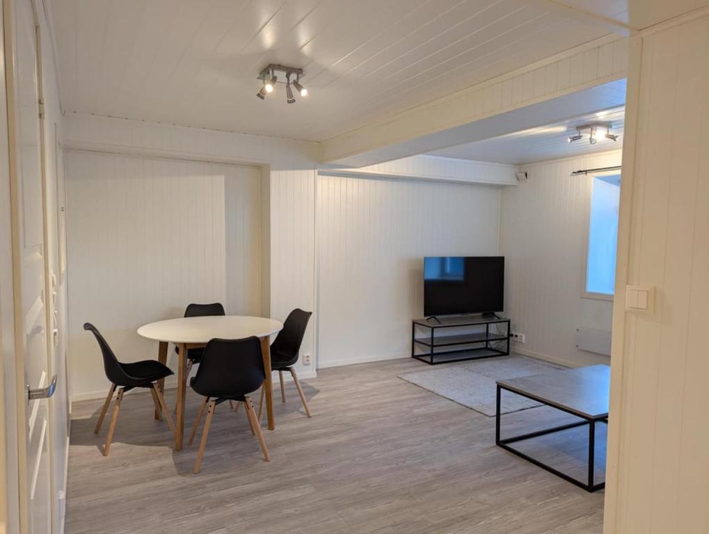 TV a/nebo společenská místnost v ubytování Central Station Retreat