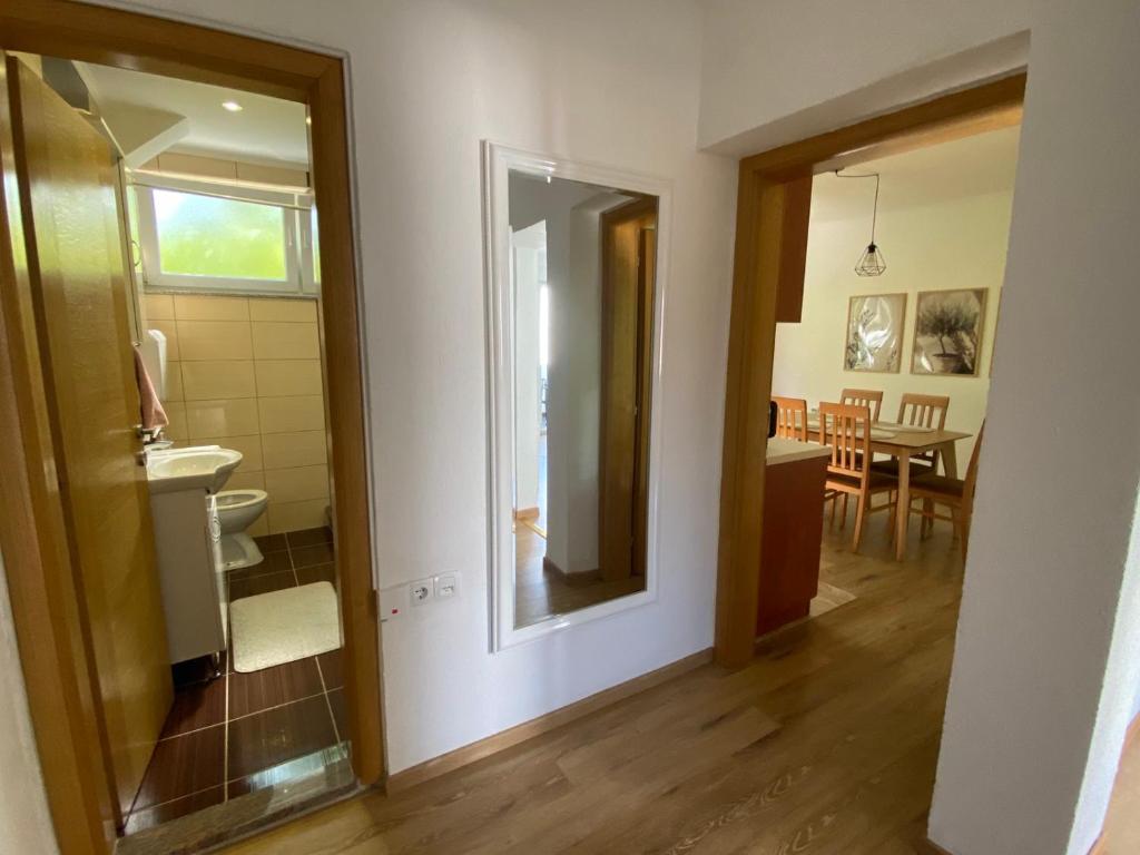 特雷比涅Leutar Central的一间带镜子的浴室和一间用餐室