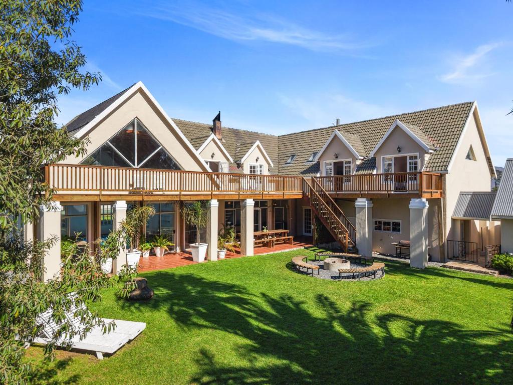 een buitenaanzicht van een groot huis met een terras bij Farmhouse in Kaapstad