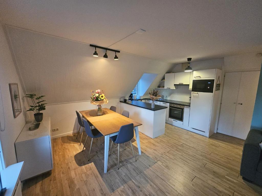 a kitchen and dining room with a table and chairs at Appartement "de grote Vesting" Elburg in Elburg