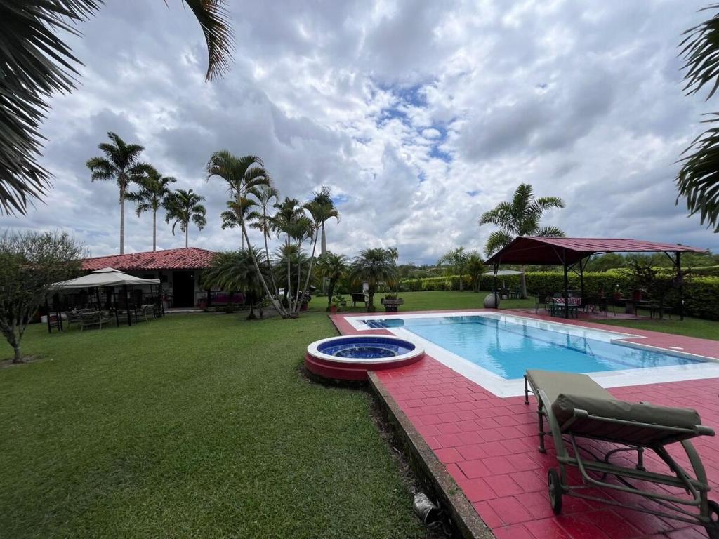 una piscina in un cortile accanto al resort di Hermosa Casa Campestre en Montenegro-Quindío a Montenegro