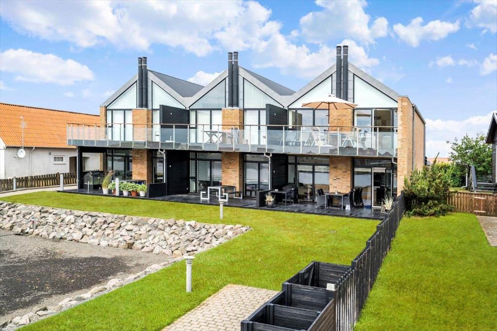 an exterior view of a large house with a yard at 70894-Ulfborg-Skolegade-15-Lejl-6 in Thorsminde