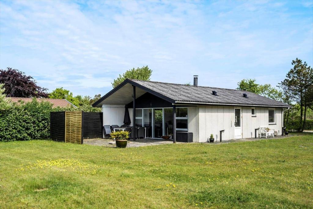 a small white house with a large yard at 30140-Ulfborg-Valmuevej-290 in Vang