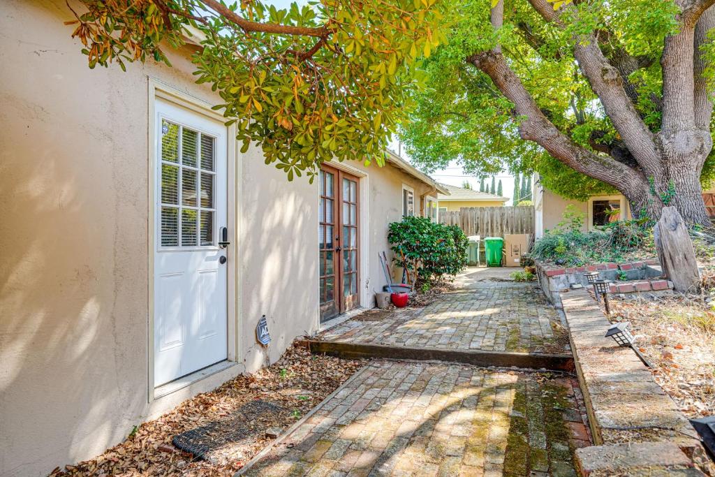 Κήπος έξω από το Serene Studio in SF Suburbs Quiet and Cat Friendly!