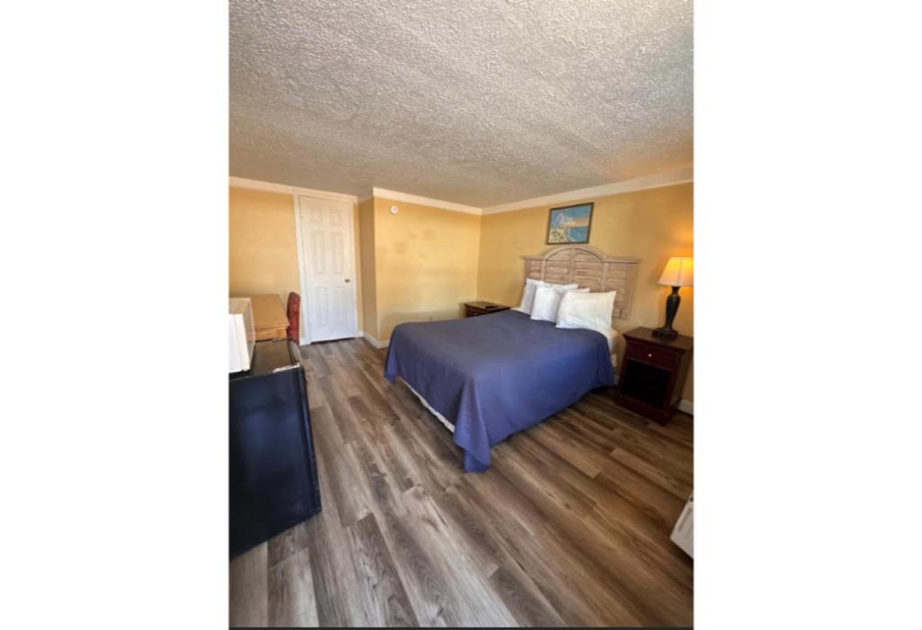 Ένα ή περισσότερα κρεβάτια σε δωμάτιο στο Central Myrtle Beach Stay Walk to Ocean