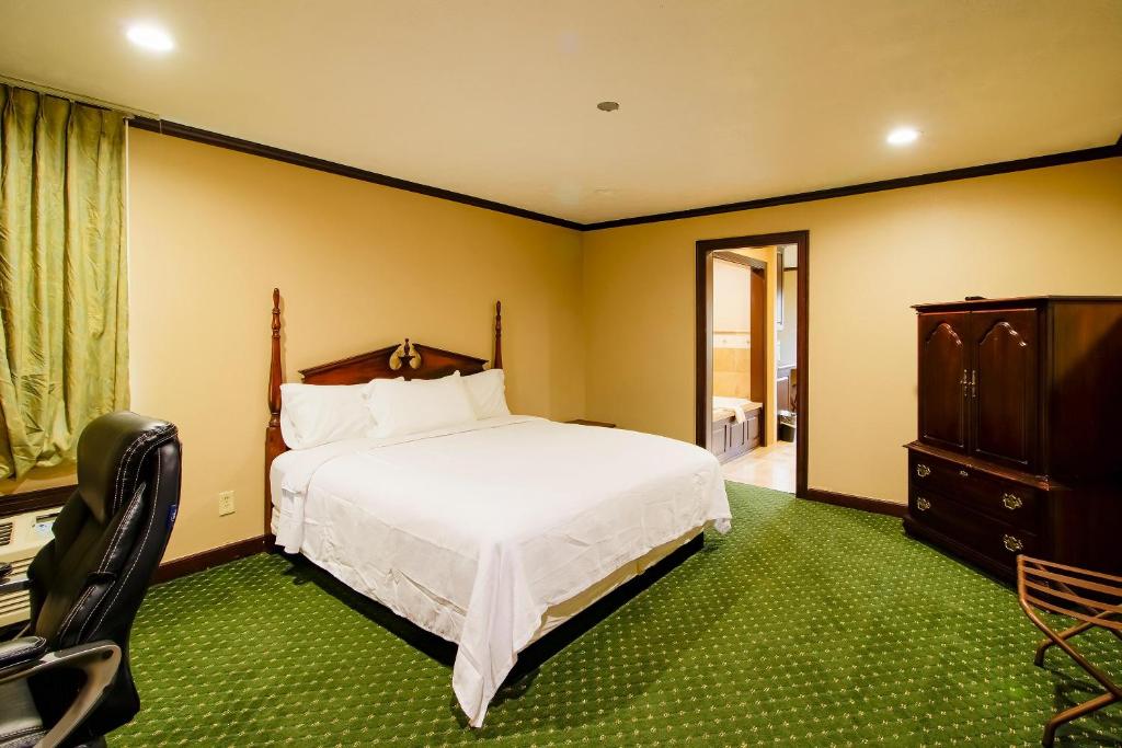 OYO Pinewood Inn & Suites Silsbee - King Suite
