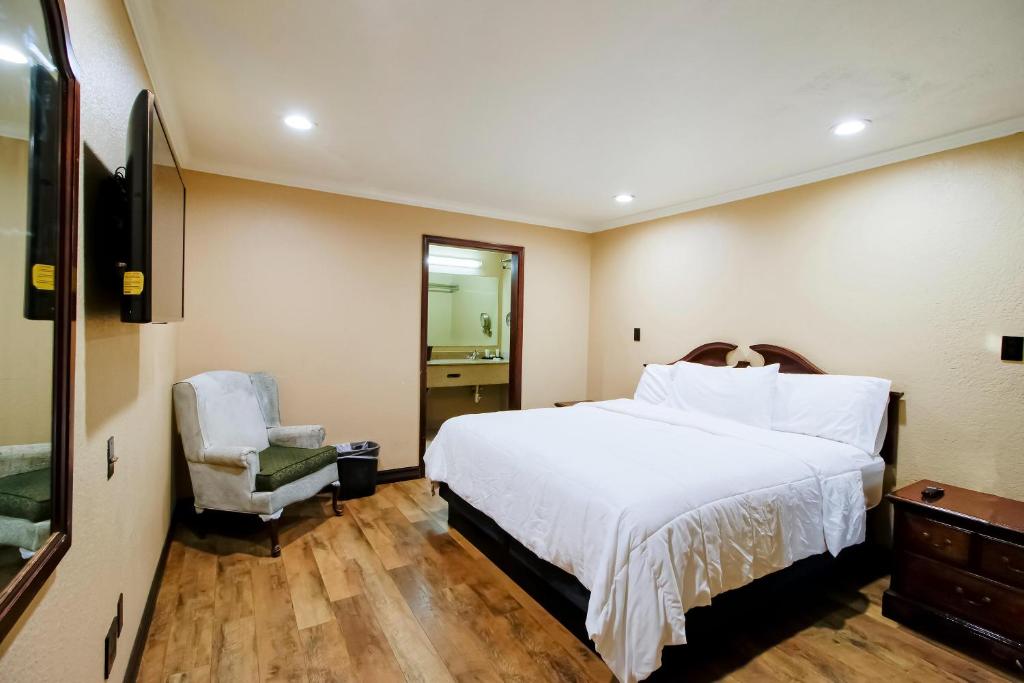 OYO Pinewood Inn & Suites Silsbee - Kamer Met Kingsize Bed En Uitzicht Op Het Zwembad