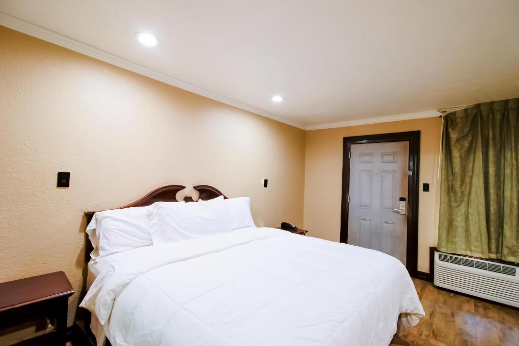 OYO Pinewood Inn & Suites Silsbee - Standaard King Kamer