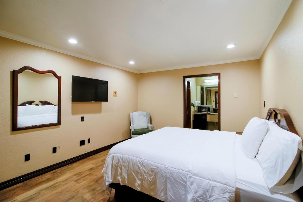 OYO Pinewood Inn & Suites Silsbee - King Kamer