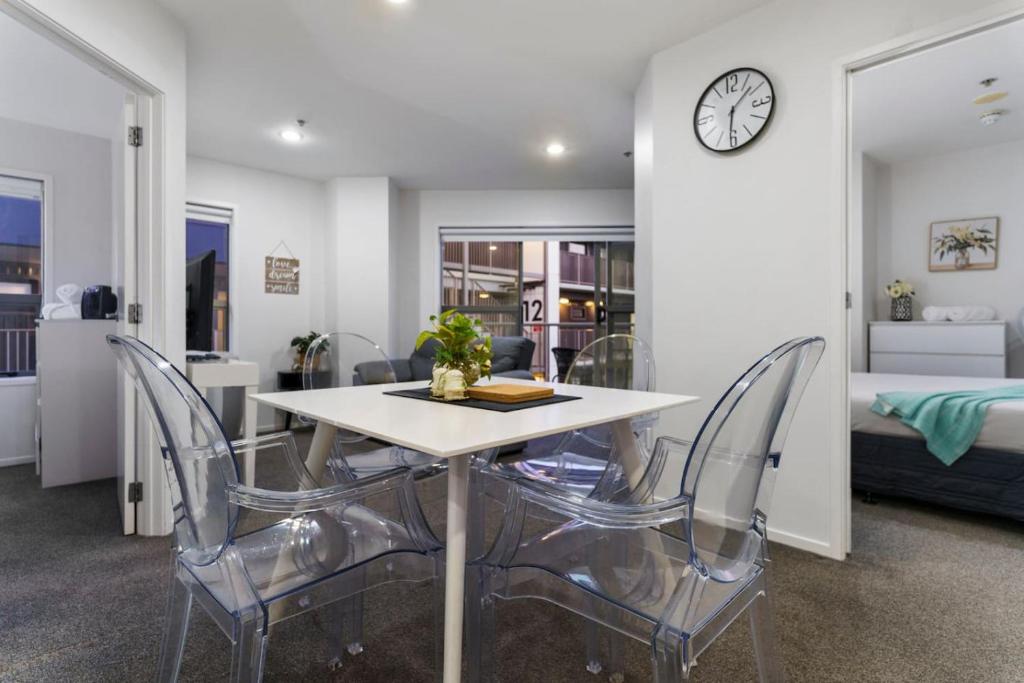 Central Abode with Free Parking - Skyline views - Resim 1