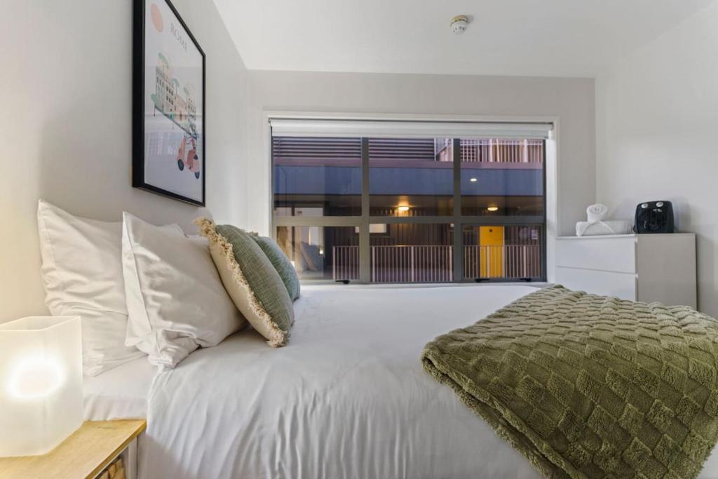 Central Abode with Free Parking - Skyline views - Resim 7