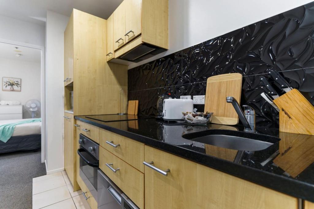 Central Abode with Free Parking - Skyline views - Resim 10