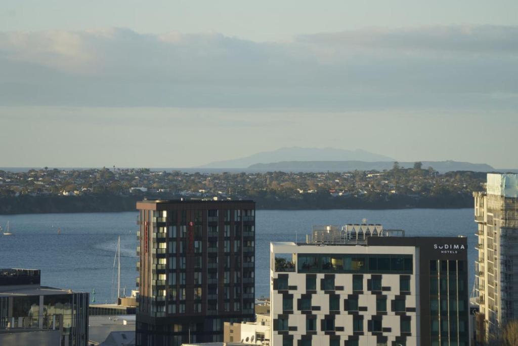 Central Abode with Free Parking - Skyline views - Resim 11