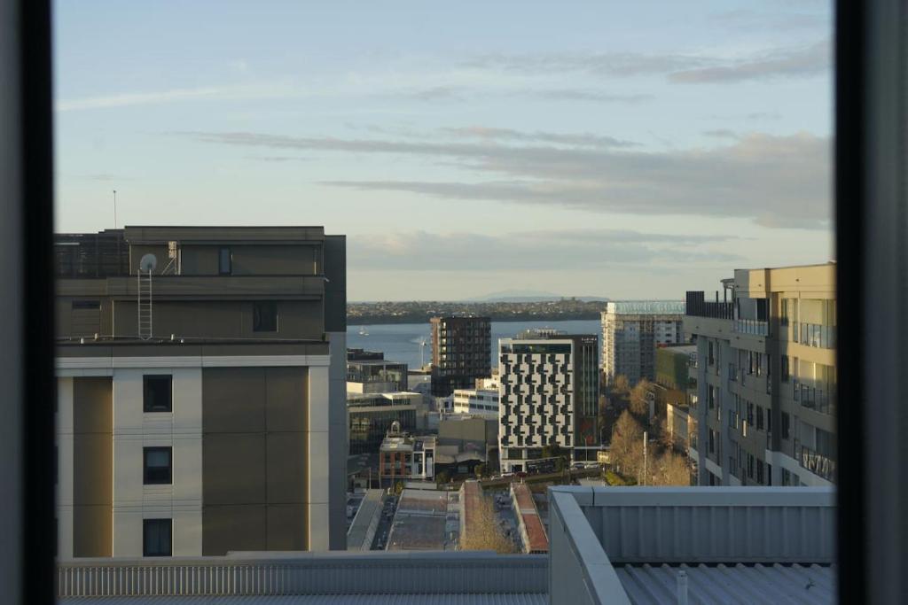 Central Abode with Free Parking - Skyline views - Resim 15