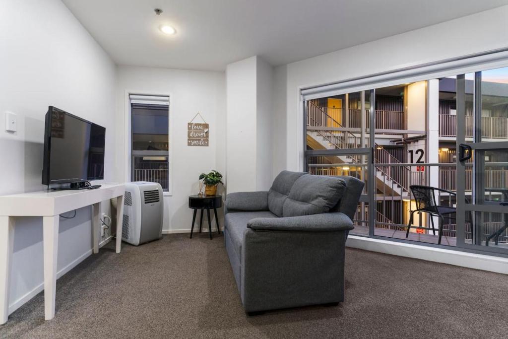 Central Abode with Free Parking - Skyline views - Resim 16