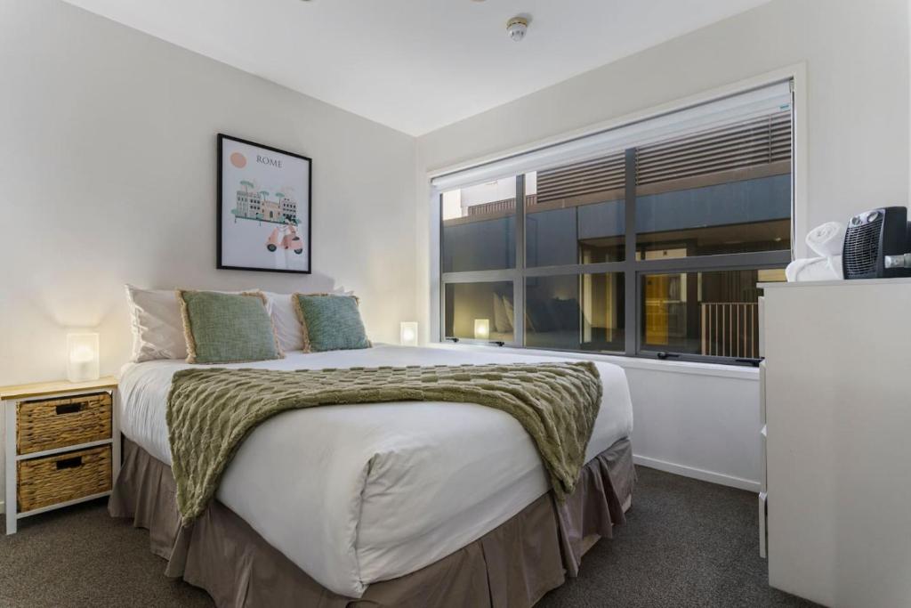 Central Abode with Free Parking - Skyline views - Resim 19