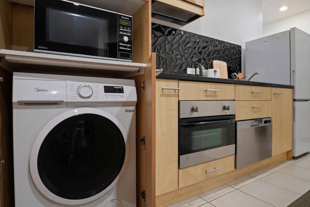 Central Abode with Free Parking - Skyline views - Resim 22