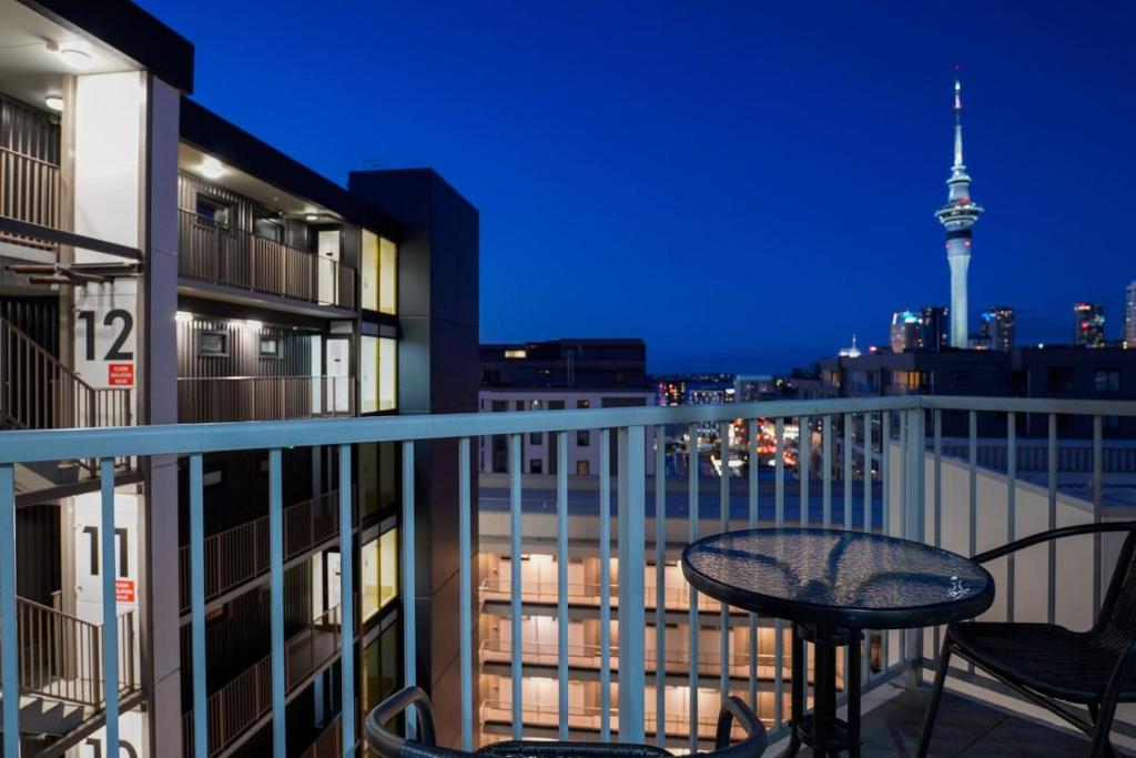 Central Abode with Free Parking - Skyline views - Resim 6