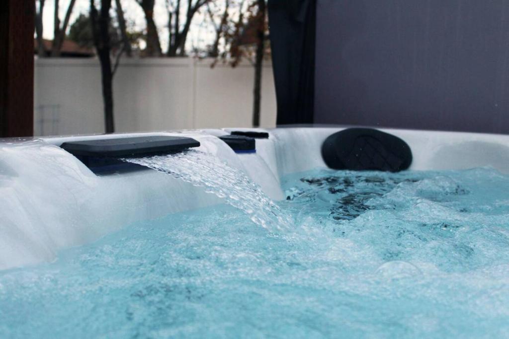 สระว่ายน้ำที่อยู่ใกล้ ๆ หรือใน Apres Abode Ski Retreat Hot Tub and Games