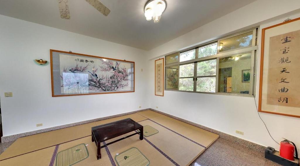 a room with a table and a bench in it at Alishan Fenqihu Green Land Homestay in Guanghua