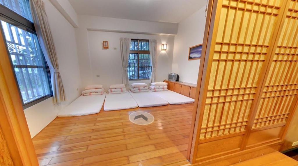 a room with four cushioned chairs in a room at Alishan Fenqihu Green Land Homestay in Guanghua