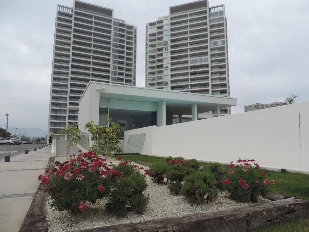 dos edificios altos con flores delante de un edificio en Club Oceano, en Coquimbo