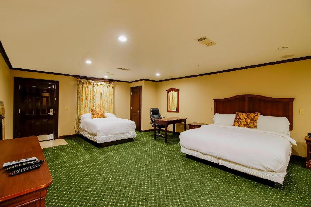 OYO Pinewood Inn & Suites Silsbee - Queen Room With Two Queen Beds - Disability Access