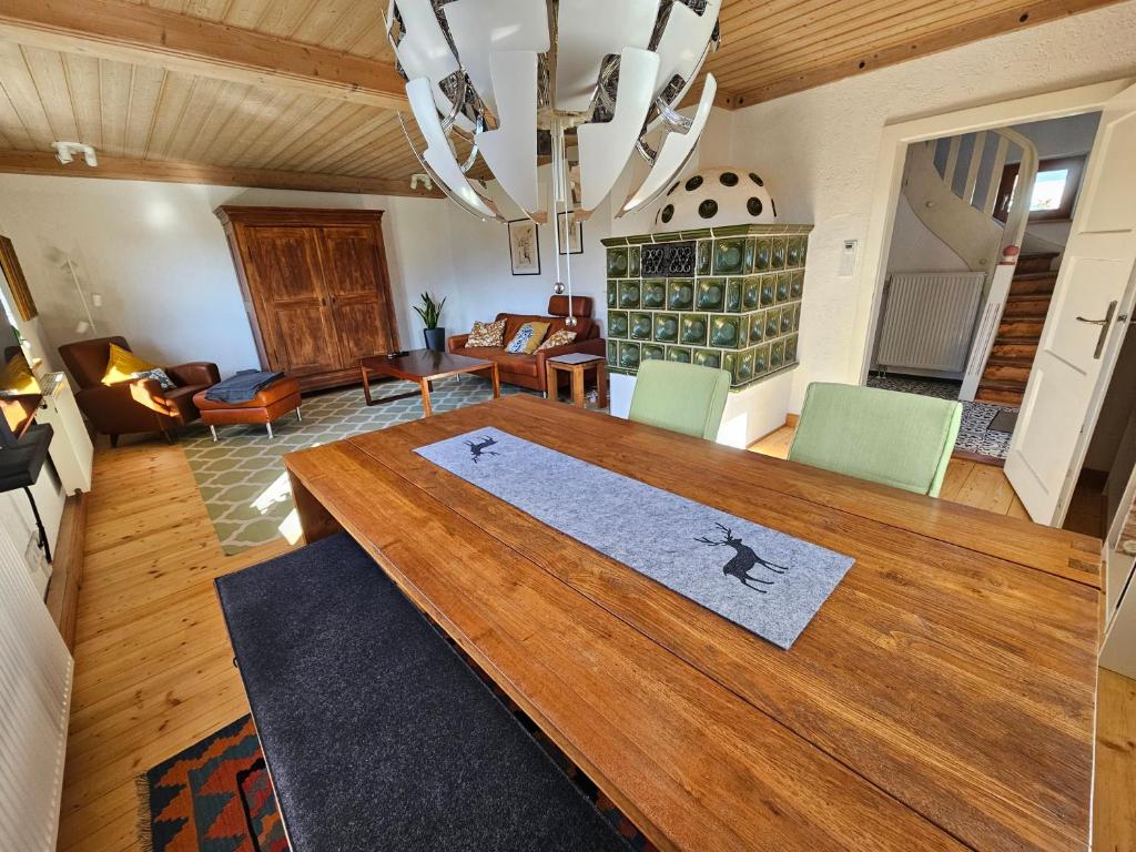 un soggiorno con tavolo e sedie in legno di Charmantes Landhaus mit Garten - Nähe Alpen und Seen a Penzberg