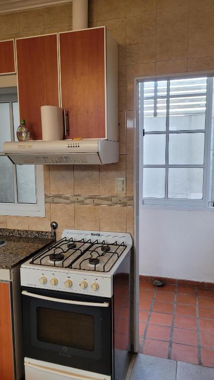 eine Küche mit einem Herdofen in einer Küche in der Unterkunft Urquiza in Santa Fe