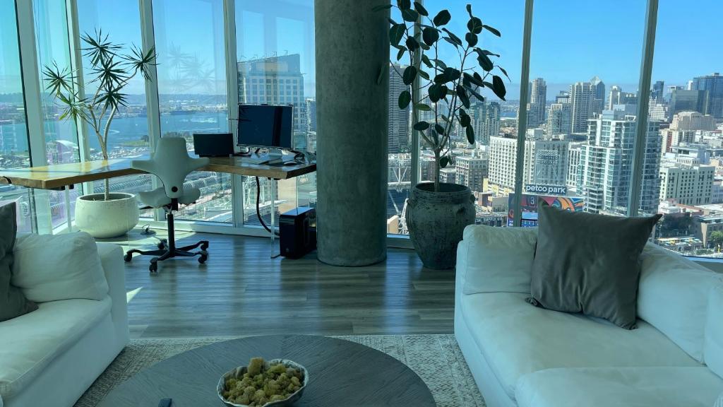 un soggiorno con un divano bianco e un tavolo di SD Sanctuary 360 Skyline Jewel a San Diego