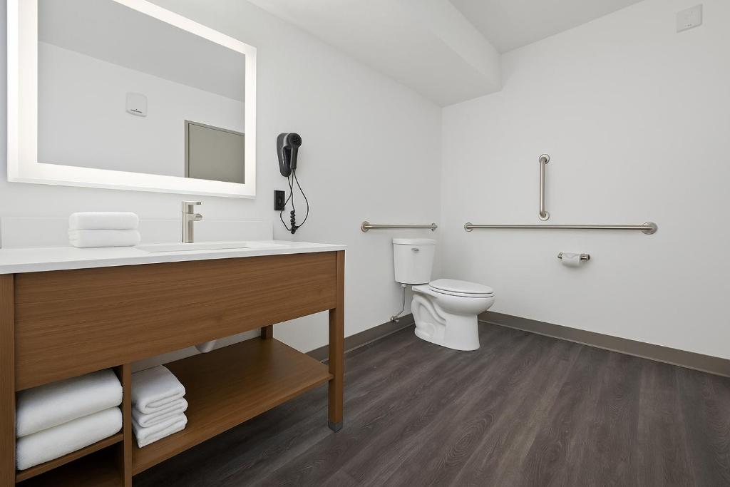 page-1-1 Days Inn by Wyndham Rock Springs I-80 Green River的一间浴室