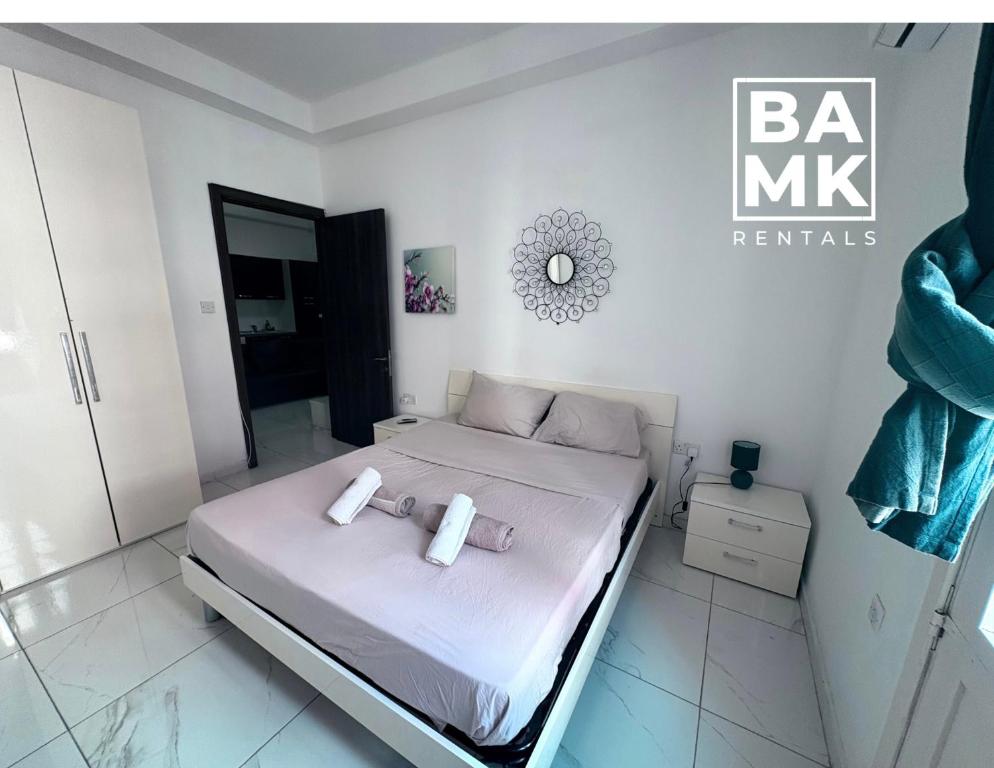 Postel nebo postele na pokoji v ubytování Sliema Modern 2 Bedroom Apartment 1 Minute from the Promenade