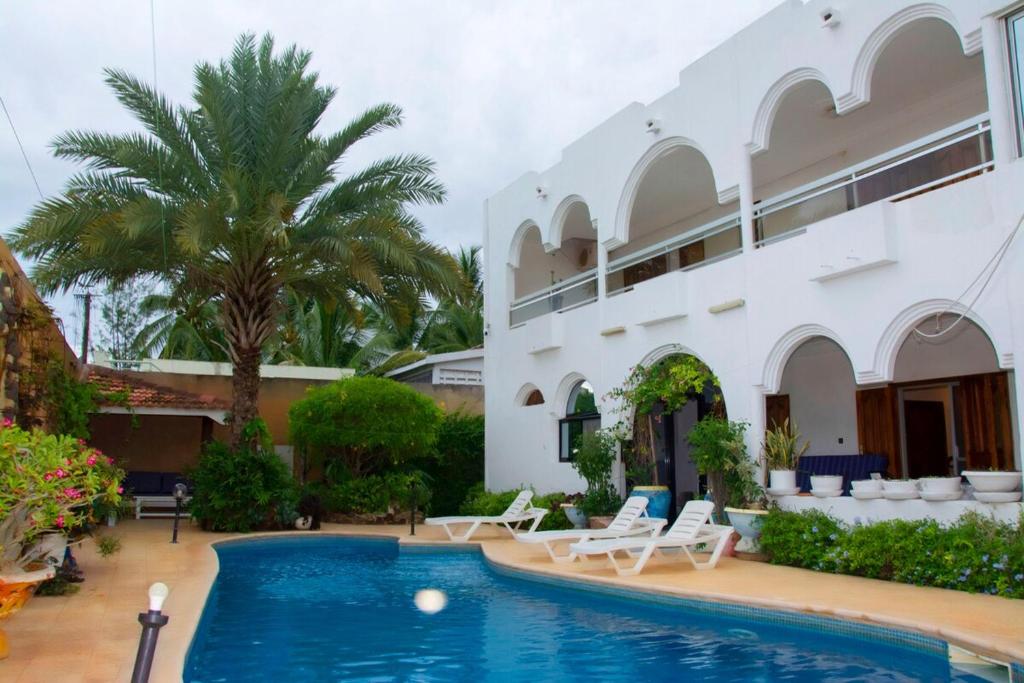 Piscina de la sau aproape de Villa côtière au bord de la mer Saly