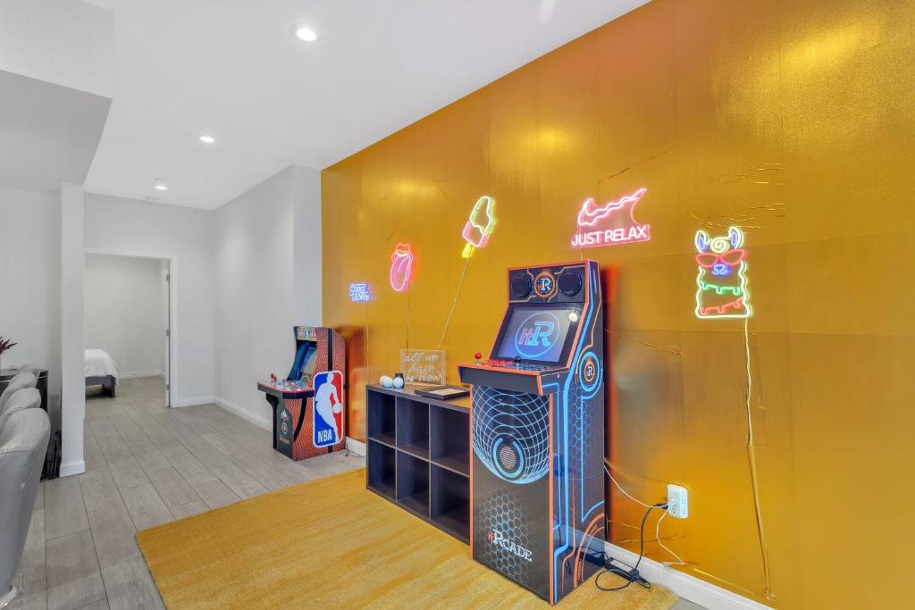 Imagen de la galería de Ladera Hideaway - 3 Bedroom Condo With Arcade Games!!!, en Los Ángeles