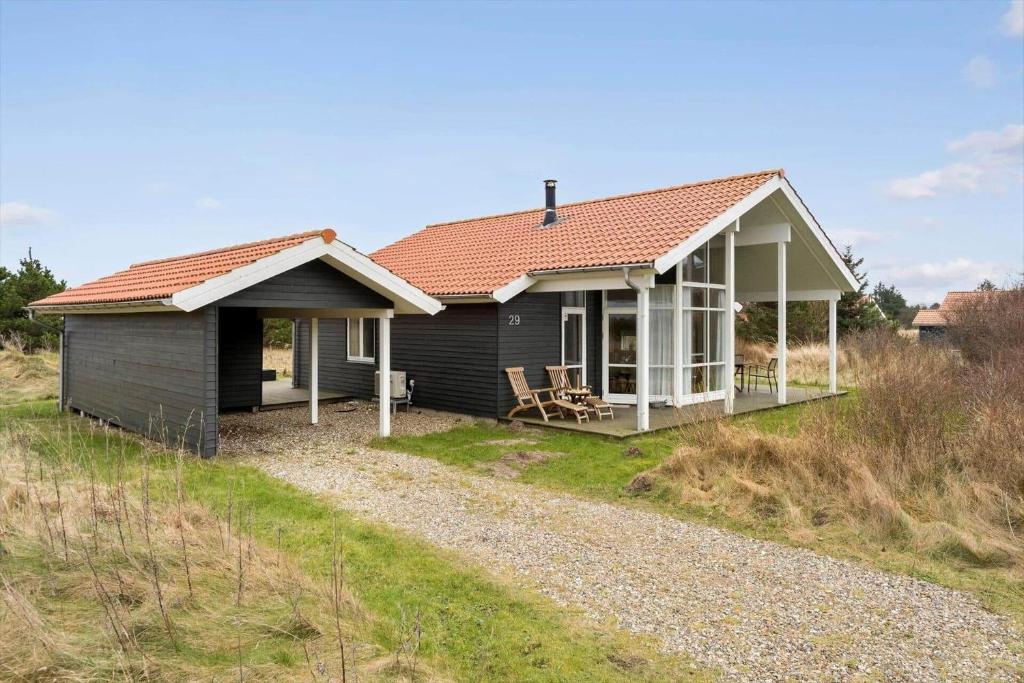 een klein huis bovenop een veld bij 60836-Ulfborg-Fjand-Strand-29 in Fjand Gårde
