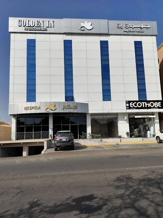 a building with a car parked in front of it at شقق جولدن إن للشقق المخدومة بجوار مستشفي السعود الالماني in Khamis Mushayt