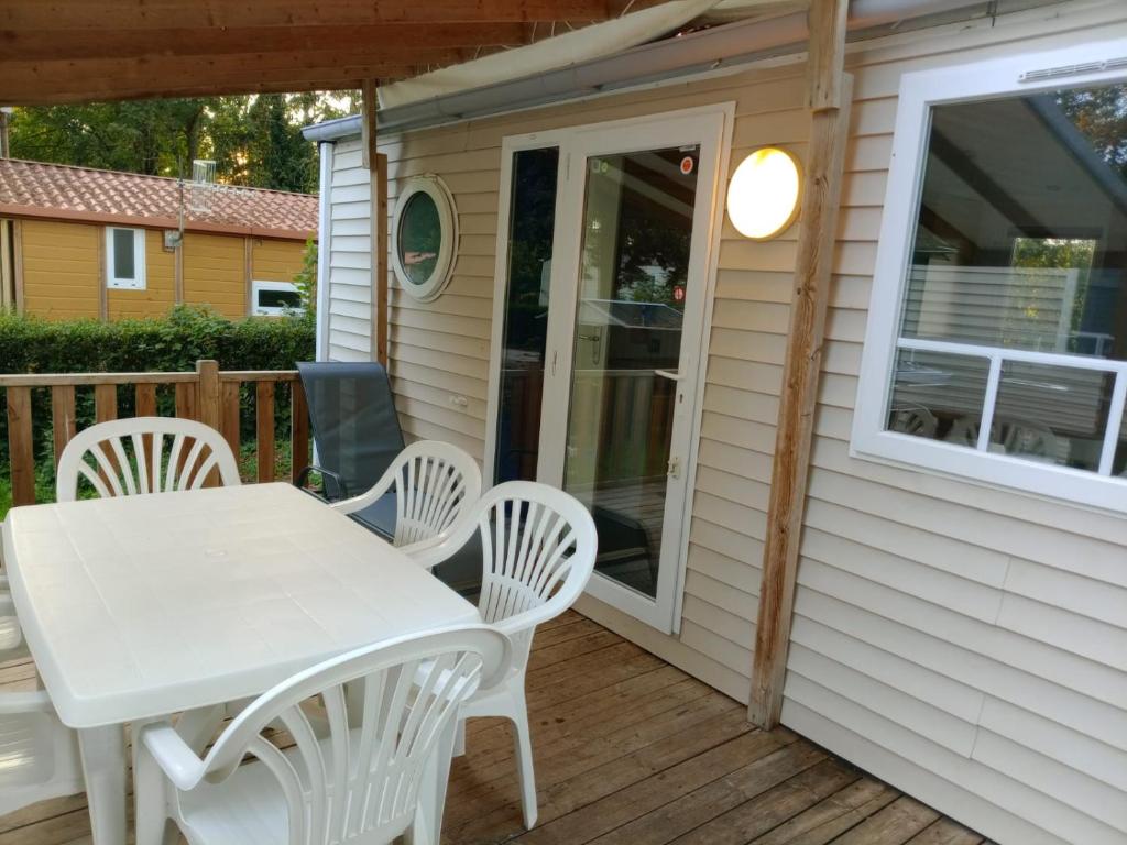Αίθριο ή υπαίθριος χώρος στο Mobil home proche d'Europa park et Rulantica 6 pers 3 chambres