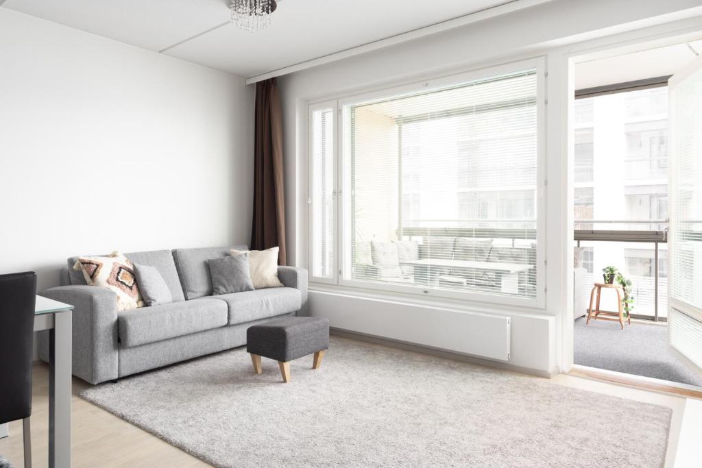 Χώρος καθιστικού στο Modern 2BR apartment W 2 balconies, Metro, Helsinki 15min