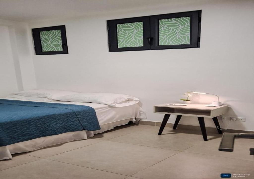 une chambre avec un lit et une table de chevet dans l'établissement cien por ciento paz, diseño y silencio en zona turistica, à Panama City