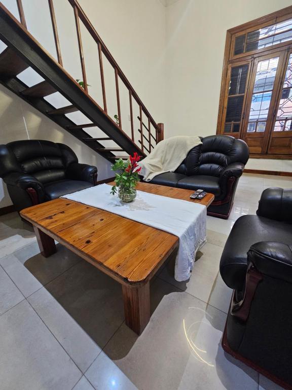 un soggiorno con tavolo e sedie in legno di Casa centrica con cochera doble a Rosario