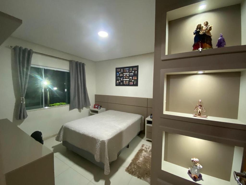 una piccola camera da letto con un letto e una finestra di Casa aconchegante, próxima a praia a Governador Celso Ramos