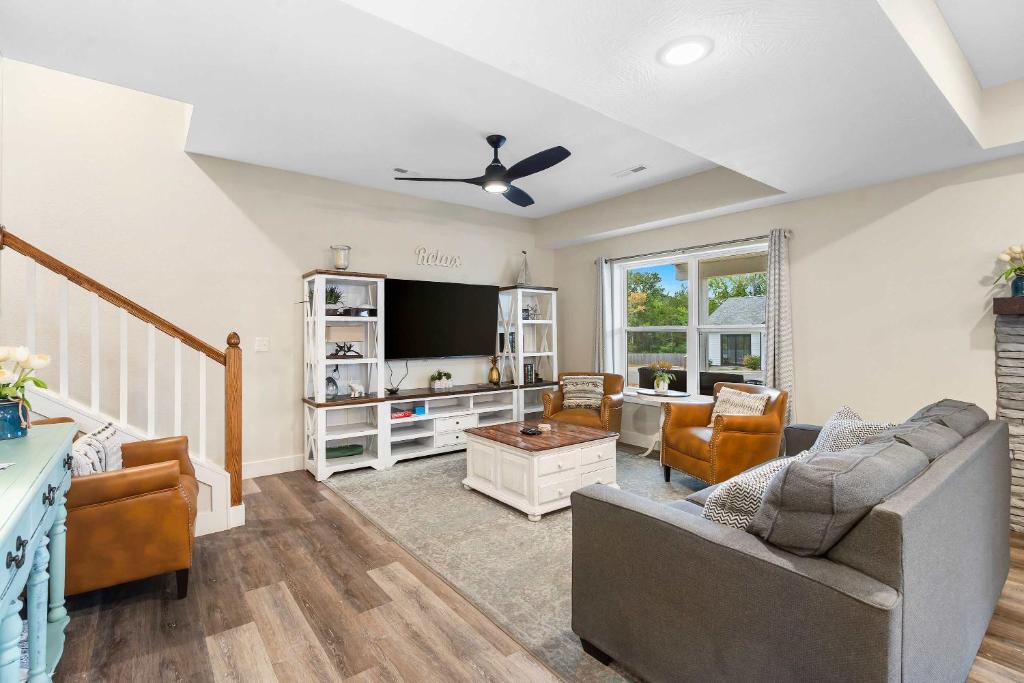 a living room with a couch and a flat screen tv at Pineapple Bungalow - 14ppl in Hollister